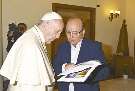 José Manuel Vidal entrega al papa Francisco el informe sobre el caso Paulino. Fue el 15 de septiembre en Roma. El pontífice le pidió que publique todo en su portal