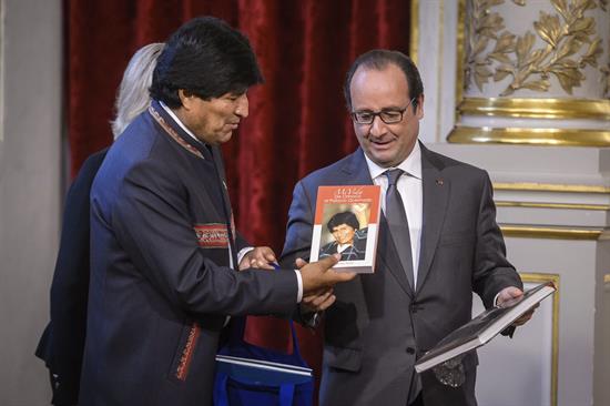 El presidente Evo Morales junto a su homologo francés François Hollande. - Efe Agencia