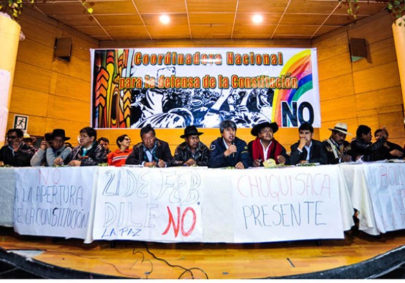 Líderes políticos y dirigentes sindicales contrarios a la reforma constitucional reunidos en Oruro el sábado pasado. -   Apg Agencia