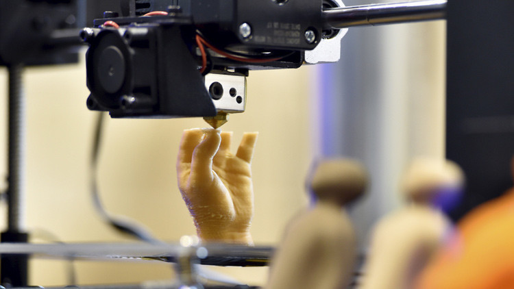 Una impresora 3D produciendo una mano artificial 