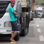 Truckers remain on standby as lorry drivers on strike block the road in Joao Monlebade, 80 km from Belo Horizonte, Brazil, on November 9, 2015 during a national protest day demanding lower diesel oil prices, a better freight prices table and the resignation of President Dilma Rousseff.   AFP PHOTO/CHRISTOPHE SIMON