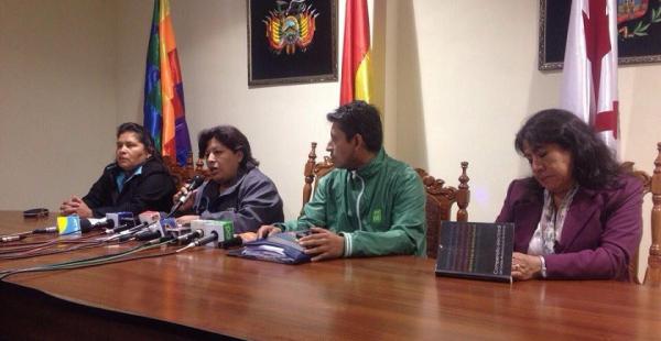 La presidenta del TDE de Chuquisaca (con el micrófono en la mano) renunció este lunes a su cargo