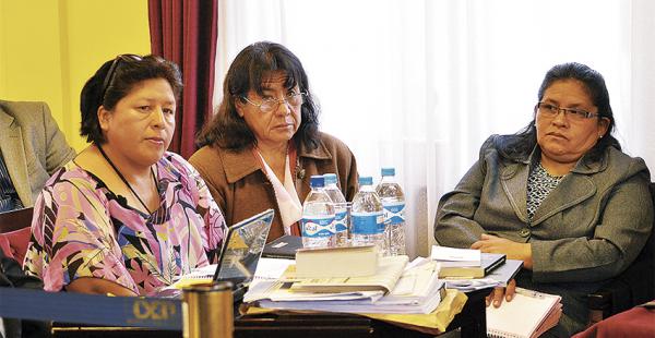 María Elizabeth Quispe, primera de la izq., y Norma Espinoza (centro) renunciaron ayer al cargo