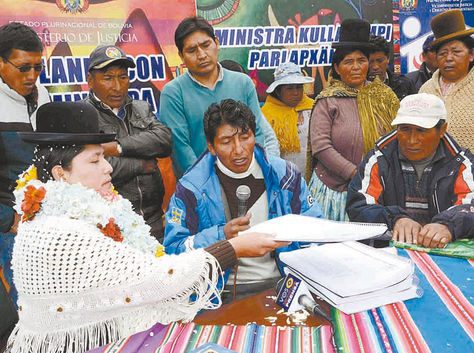 El Alto. La ministra de Justicia, Virginia Velasco, recibe quejas contra empleados judiciales, el sábado.
