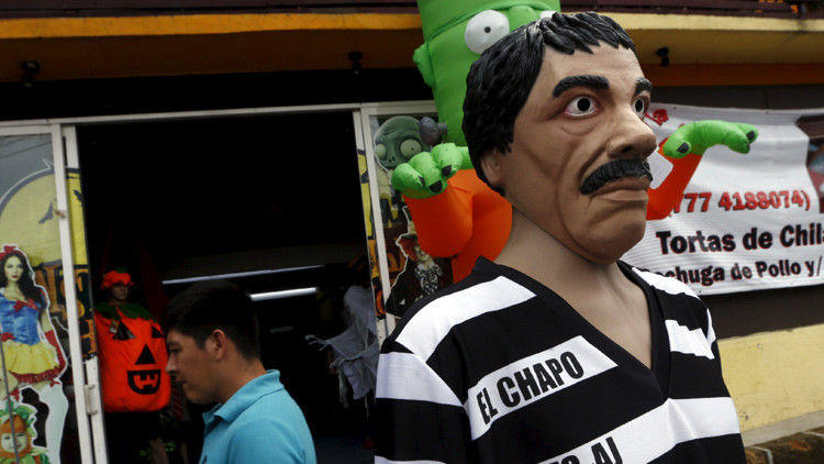 Un disfraz de 'El Chapo' junto a una tienda en la ciudad mexicana de Cuernavaca, en las cercanías de Ciudad de México, el 14 de octubre de 2015.