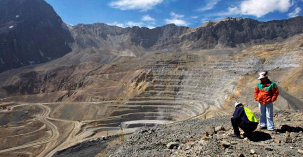 San Cristóbal, la mayor compañía minera privada de Bolivia, administrada por la japonesa Sumitomo produce a cielo abierto plata, plomo y zinc en la región andina de Potosí