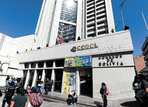 La Paz. Frontis del edificio central de Ecobol, lugar en el que se atiende al público en el servicio postal. 