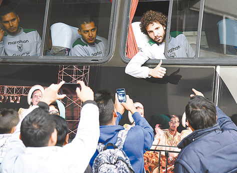 Apoyo. Fernando Marteli saluda a unos aficionados  desde el bus al final del entrenamiento de ayer. 