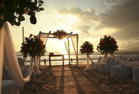 Los novios se casarán a la orilla del mar mientras el sol se oculta en las aguas del Caribe