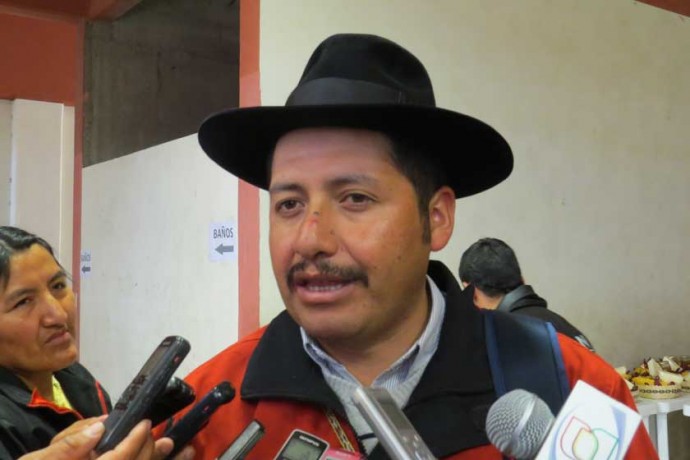 GOBERNADOR. Esteban Urquizu, en una de sus actividades oficiales recientes, cuya legitimidad está en duda tras el fallo 