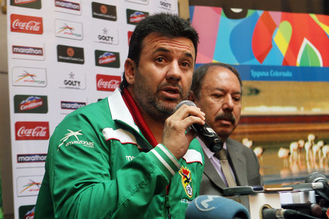 El entrenador de Bolivia, Julio César Baldivieso, habla en rueda de prensa.