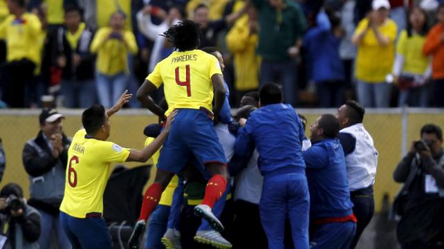 Los jugadores de la selección ecuatoriana celebran el gran triunfo ante Uruguay (2-1) en Quito. Foto. Reuters