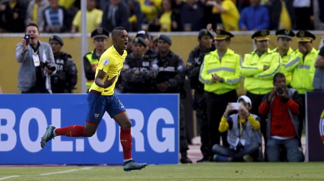 El atacante Martínez de Ecuador celebra el segundo gol de la escuadra de Quinteros. Foto. Reuters