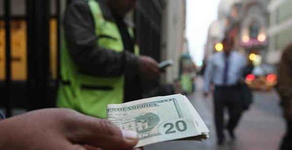 Desde 2011 la cotización del bolivianos frente al dólar se encuentra en 6,96 bolivianos para la venta y 6,86 para la compra