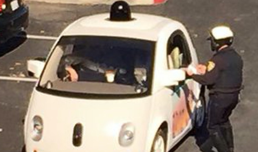 coche de google Multan a un coche de Google por conducir lento