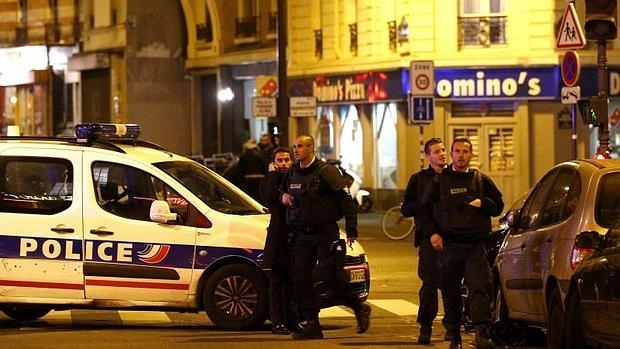 Los oficiales de Policía llegan a la escena del tiroteo en París