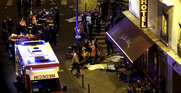 Al menos 40 personas han muerto en los tiroteos y las tres explosiones en las inmediaciones del Estadio de Francia.
