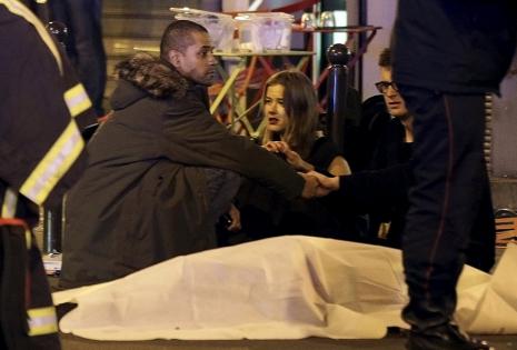 Al menos 40 personas han muerto en los tiroteos y las tres explosiones en las inmediaciones del Estadio de Francia.