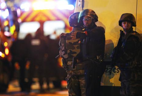 Al menos 40 personas han muerto en los tiroteos y las tres explosiones en las inmediaciones del Estadio de Francia.1