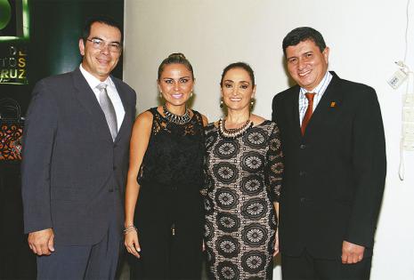 Mario Aguilera (Santa Cruz), Valeria Urey, Rim Safar (Bolivia) y Freddy Terán, gerente del Colegio de Arquitectos