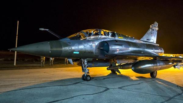 Un avión de la fuerza aérea francesa como los que se usaron para bombardear Raqqa, la capital de ISIS en Siria. (AP)