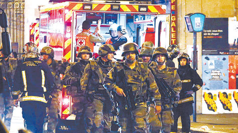 Medidas. Efectivos armados salieron a patrullar las calles momentos después de los atentados terroristas. Francia está en emergencia.