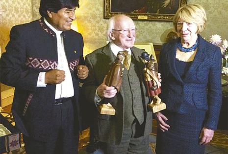 El presidente Evo Morales se reunió con el presidente de Irlanda, Michael D. Higgins, quien le planteó directamente la necesidad de esclarecer las muertes ocurridas en el hotel Las Américas, según registran varios diarios de ese país