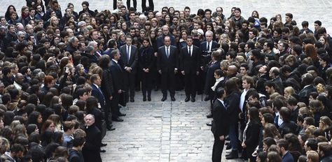 El presidente francés, François Hollande (c); el primer ministro, Manuel Valls (c-d), y la ministra de Educación, Najat Vallaud-Belkacem (c-i), guardan un minuto de silencio en la Universidad de la Sorbona en homenaje a las 129 víctimas mortales de los atentados del pasado viernes en París, hoy, 16 de noviembre de 2015. Foto:EFE
