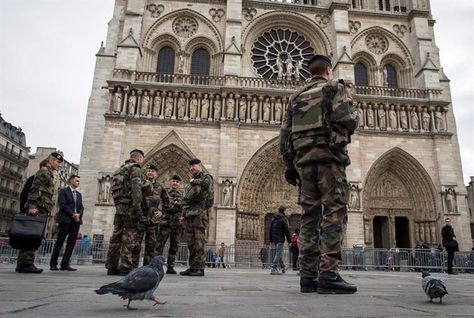 El clima de seguridad se multiplica en determinados puntos de París, como la catedral de Notre Dame. Foto. www.laregion.es
