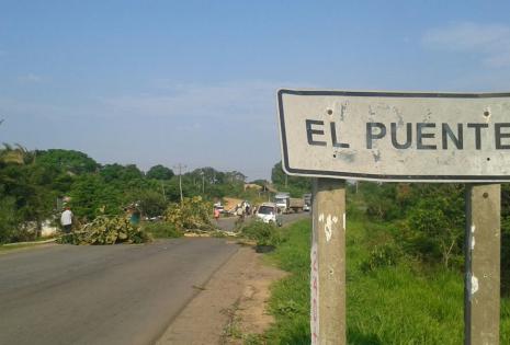Toda la mañana de este lunes un grupo de campesinos de El Puente mantuvieron cortada la ruta que conecta con Beni/Juan Pablo Salvatierra