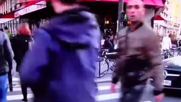 El sospechos más buscado por los atentados en Francia, Salah Abdeslam, fue captado por una cámara de seguridad caminando delante de uno de los blancos de los ataques en Francia, el restaurante Le Carrillon. (Captura de video)