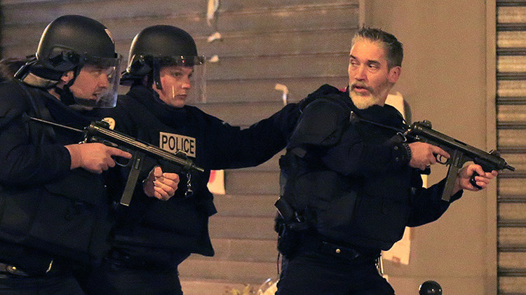 Policías reaccionan ante un vehículo sospechoso cerca del restaurante Le Carillon tras una serie de ataques mortales en París, 15 de noviembre de 2015