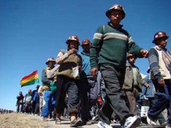 PROTESTA. Mineros marchan en una anterior oportunidad. -   Archivo La Prensa