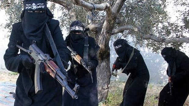 Cuatro mujeres yihadistas caminan con kalashnikovs en un entrenamiento de EI en Siria