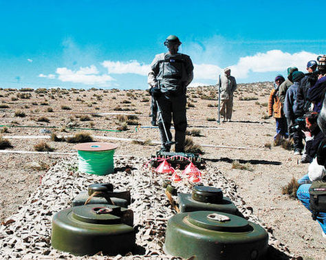  Dos minas antipersonales en la pampa Minatawa de la zona fronteriza de Chile y Bolivia en 2005. 