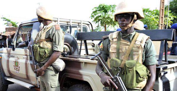Soldados malienses vigilan el perímetro del hotal Radisson Blu, en Bamako, donde hombres armados mantienen a más de un centenar de rehenes