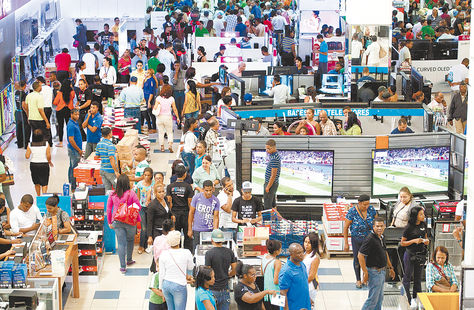 República Dominicana. Decenas de personas compran productos en el ‘Black Friday’ de 2014. Foto: EFE