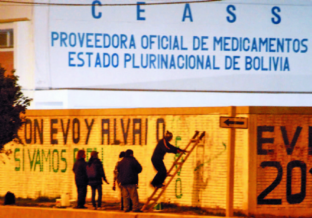 El MAS pinta en edificios públicos las consignas del Sí
