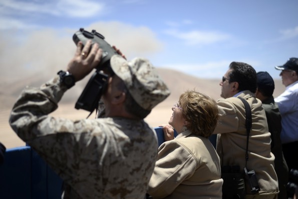 La presidenta de Chile, Michelle Bachelet observa los ejercicios militares que realiza su país en la frontera con Perú y Bolivia.| Foto archivo -   Efe Agencia