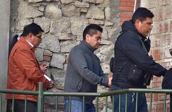 Los exjueces Marcelo Barrientos, Humberto Vizcarra y la secretaria Paola Ali, son enviados a la cárcel por el caso del video de coima -   Anf Agencia