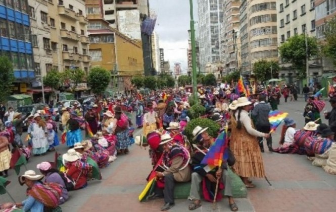 Multitudinaria marcha pide asfaltado de ruta Charaña-Viacha