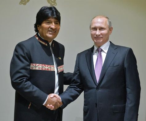 El presidente ruso Vladimir Putin (d) y su homólogo boliviano Evo Morales (i) durante su encuentro bilateral con motivos de la III Cumbre del Foro de Países Exportadores de Gas celebrado en Teherán (Irán) hoy, 23 de noviembre de 2015. Foto:EFE