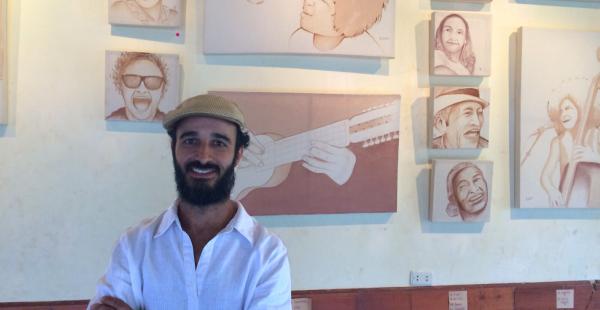 El artista Pedro Lázaro presenta su exposición 'Vino y Música' en el Centro Cultural de Samaipata