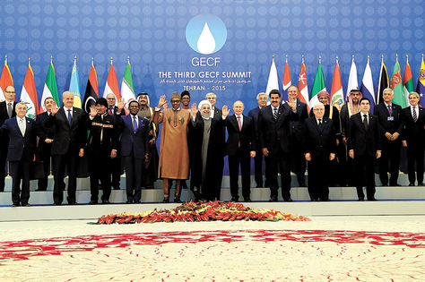 Teherán. Los participantes en la III Cumbre del Foro de Países Exportadores de Gas posan, ayer, para la foto oficial en la sede del encuentro.