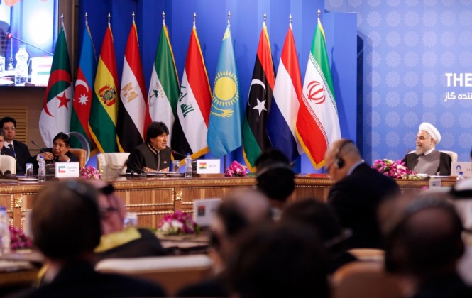 Morales concluye su visita en Irán con acuerdos energéticos y apoyo a la causa marítima