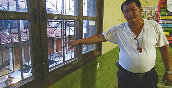El profesor Jaime Guzmán muestra algunos destrozos en la unidad educativa que dirige