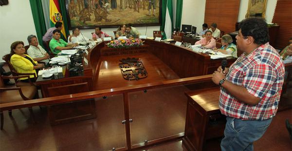 El representante de los ‘inquilinos’, Ronny Chávez, en su intervención ante el Concejo Municipal