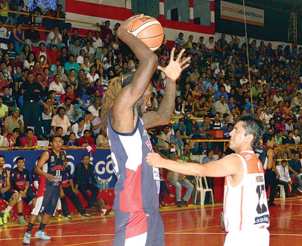 JONATHAN CATHEY MACKLIN (I), DE SAN SIMÓN COCHABAMBA, DOMINA EL BALÓN, AYER.