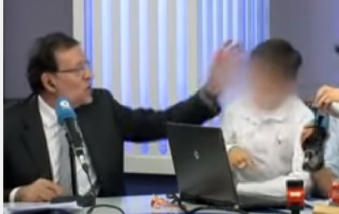 Mira el video donde Mariano Rajoy le da una palmada a su hijo en programa de radio