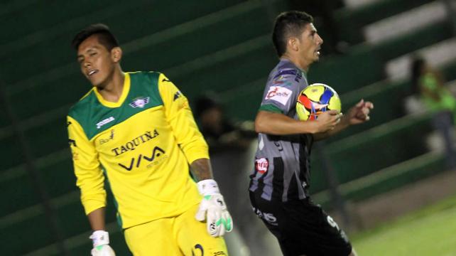 Olivares de Wilstermann regaló el balón a Almirón para el argentino mar que a favor de Oriente en el Tahuichi. Foto. Diez